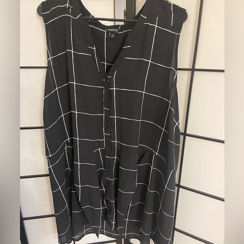 Torrid 4 Black/White Sleeveless Blouse